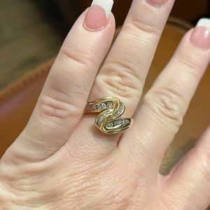Ladies 14kt yellow gold and diamonds swirl ring size 7 1/4